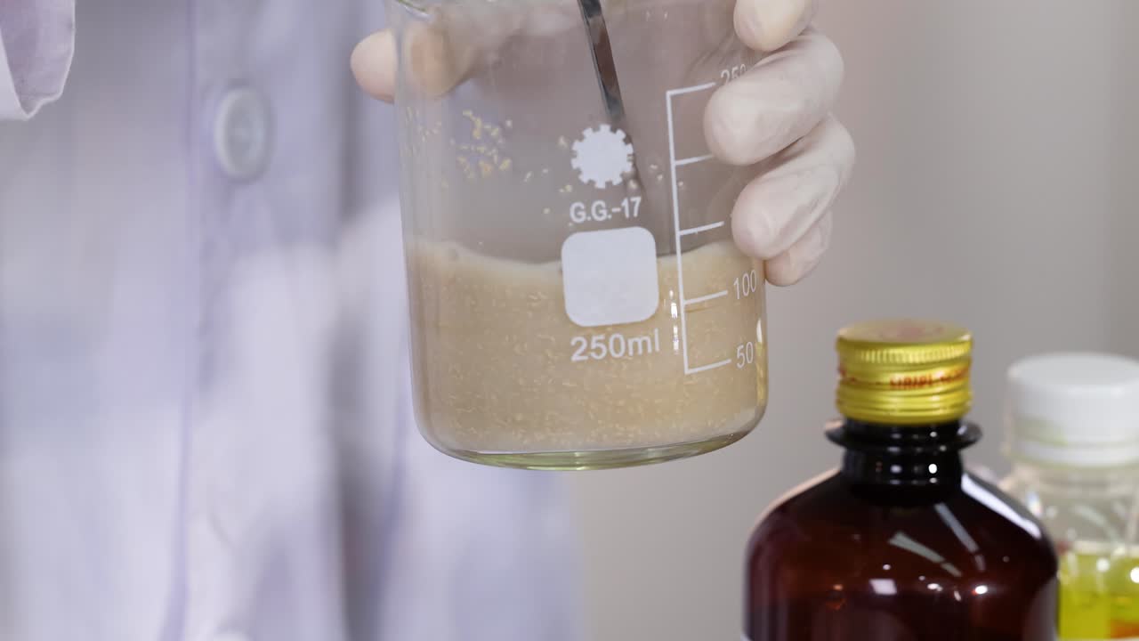 효모와 컵과 함께 화학 반응 시연