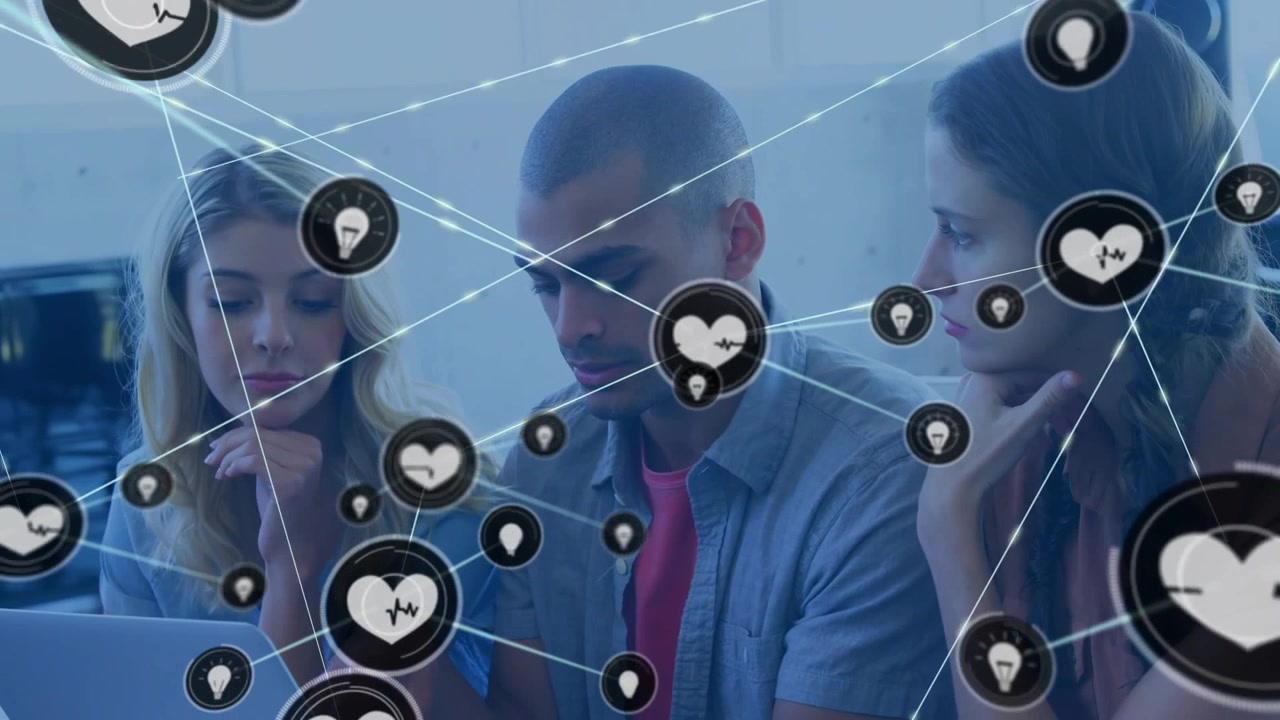 Uomo che indica il trackpad, guidando il team al laptop, mostrando tecnologia con un'icona a forma di cuore che si espande e oscura il team.