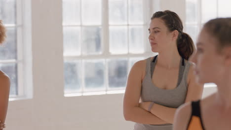 clase de yoga hermosa joven caucásica estirándose lista para hacer ejercicio temprano en la mañana en el gimnasio al amanecer