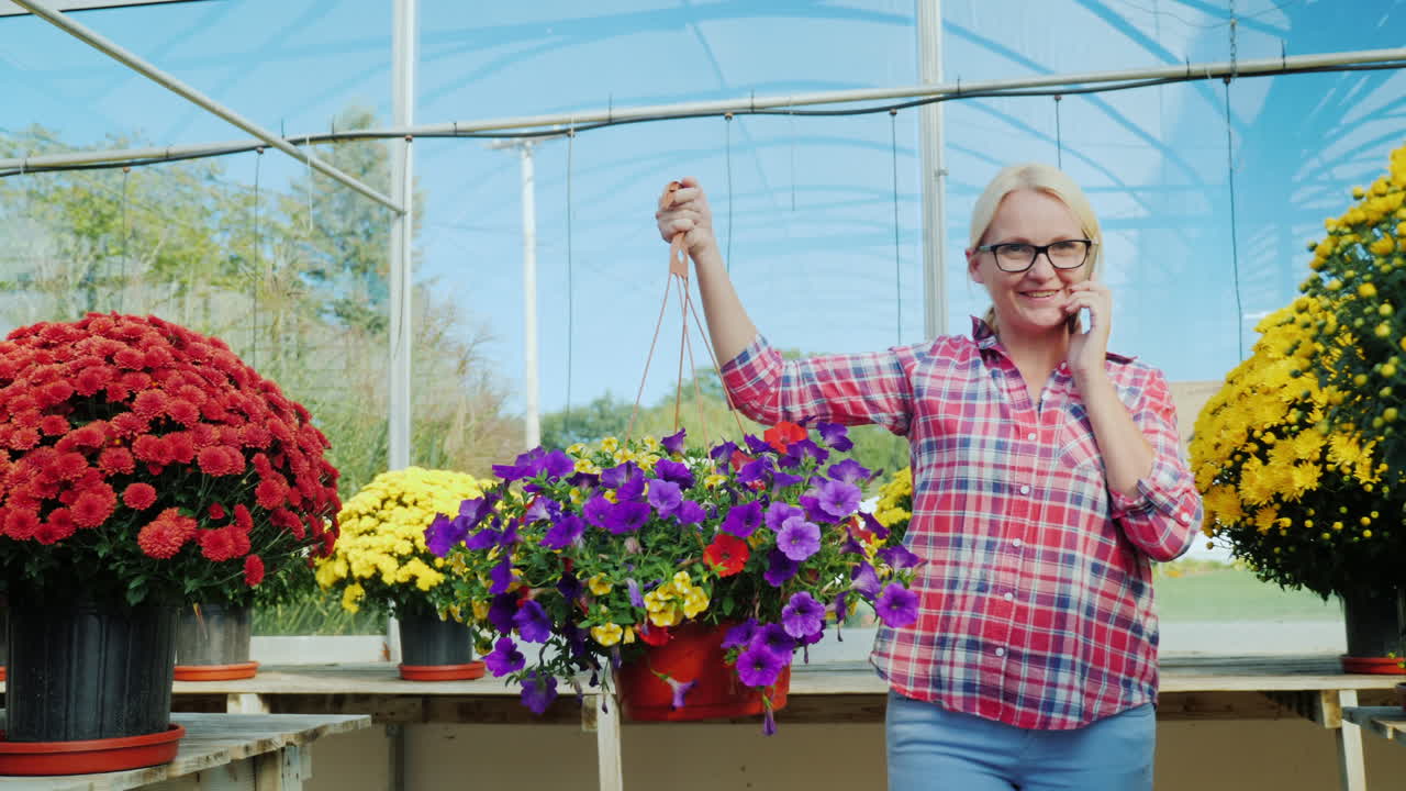mujer cargando cesta colgante con flores
