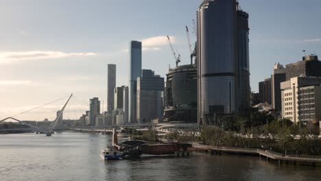 Amplia-Vista-De-La-Ciudad-De-Brisbane-A-La-Luz-De-La-Tarde-Vista-Desde-Southbank,-Queensland,-Australia