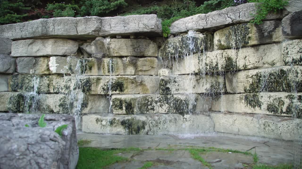 캐나다 의 정원 에 있는 휘트비 돌 장식용 폭포