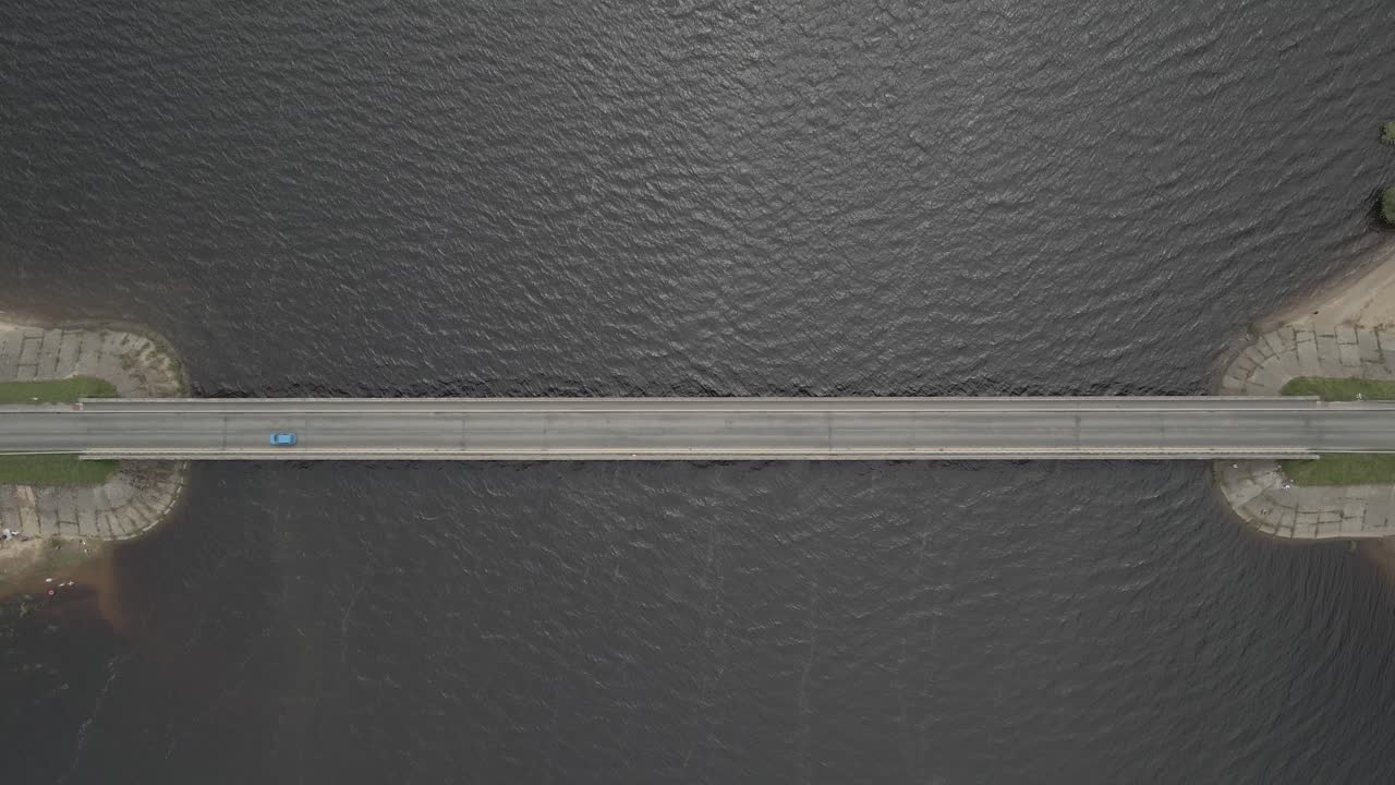 아일랜드 위클로에 있는 블레싱턴 호수의 졸졸 흐르는 물과 함께 다리에서 운전하는 차량의 공중 전망