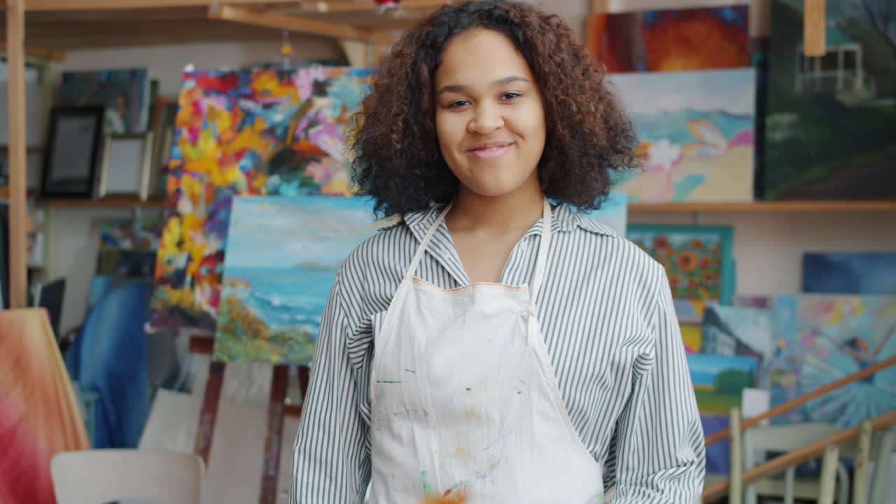 Artista sorridente in uno studio d'arte