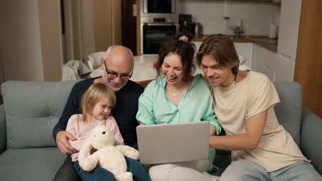 Kinder-Und-Opa-Lächeln,-Während-Sie-Einen-Laptop-Benutzen