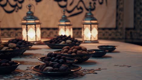 warm kaarslicht verlicht een tafel versierd met dadels, noten en traditionele lantaarns, waardoor een rustige sfeer wordt gecreëerd voor de viering van de ramadan