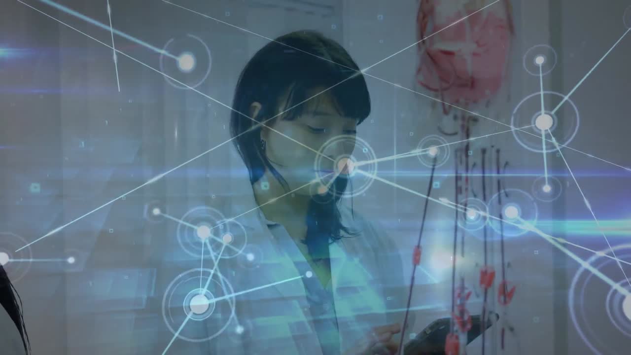 태블릿을 사용하는 두 인종의 여성 실험실 노동자에 대한 연결 네트워크의 애니메이션