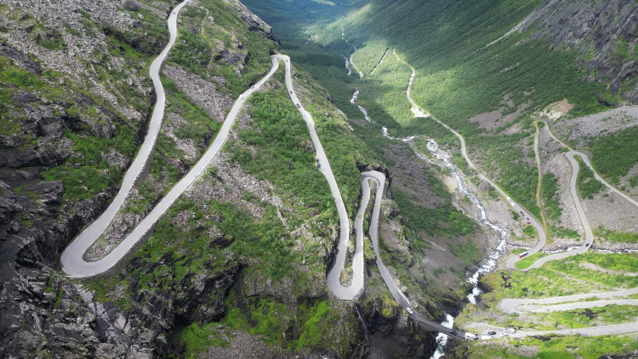 paso de montaña de trollstigen, noruega - ruta panorámica con curvas de horquilla en el valle de romsdalen - pan a la derecha