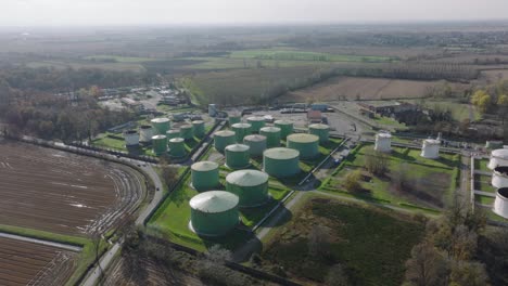 vista aérea de tanques de almacenamiento de aceite redondos de acero, servicios de almacenamiento y manejo de productos derivados del petróleo