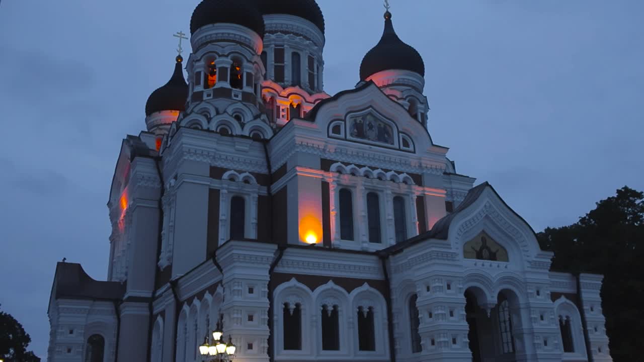 кафедральный собор святого александра невского в таллинне, эстония, в месте, называемом тумпеа, в конце лета или в начале осени в ночное время