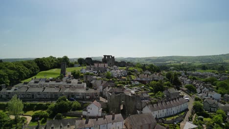 Denbigh-Castle-Und-Stadtmauern,-Denbighshire,-Wales-–-Luftdrohne-Steigt-Auf-Und-Zieht-Ein-–-23.-Juni