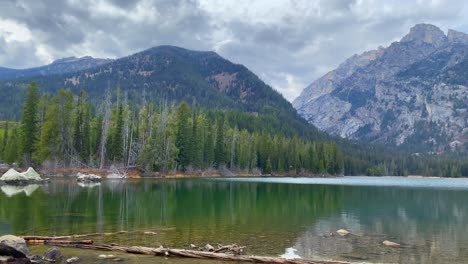 Panorámica-En-Cámara-Lenta-Del-Lago-Taggart-En-El-Parque-Nacional-Grand-Teton