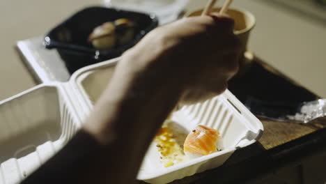 casi terminé de comer sushi plato principal roll arroz anguila sashimi palillos 4k
