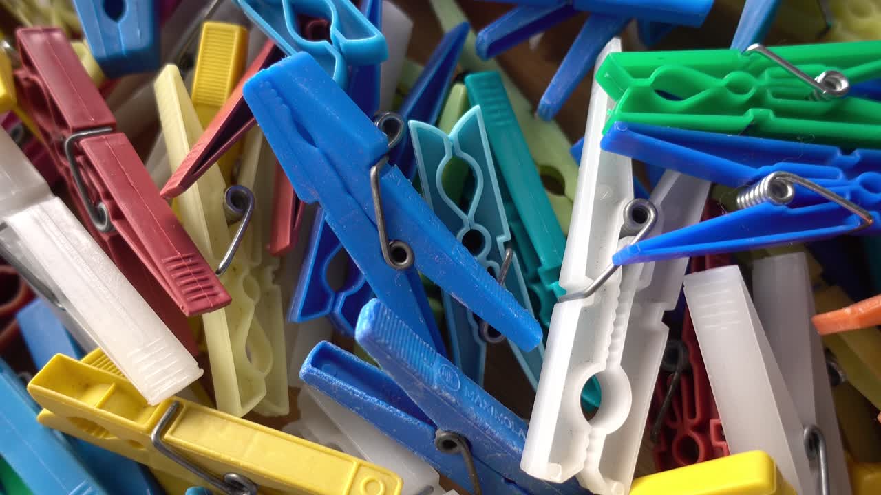 Mollette di plastica multicolore.