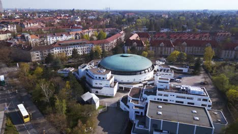 Busse-Und-Autos-Auf-Der-Straße