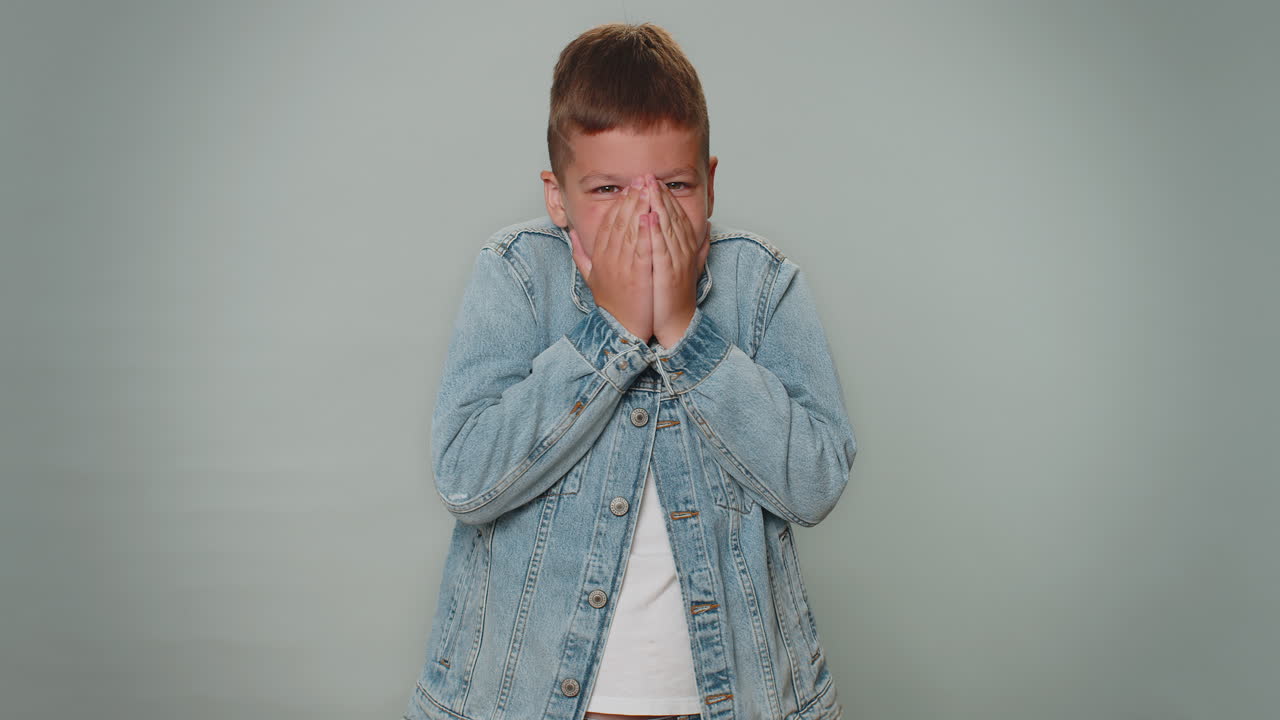 asustado temeroso deprimido niño expresa su miedo y agita sus manos lejos del peligro, agitando no