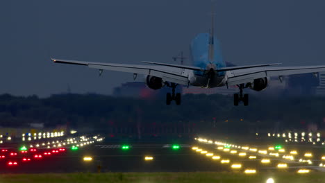 aterrizaje de avión por la noche sobre la ciudad