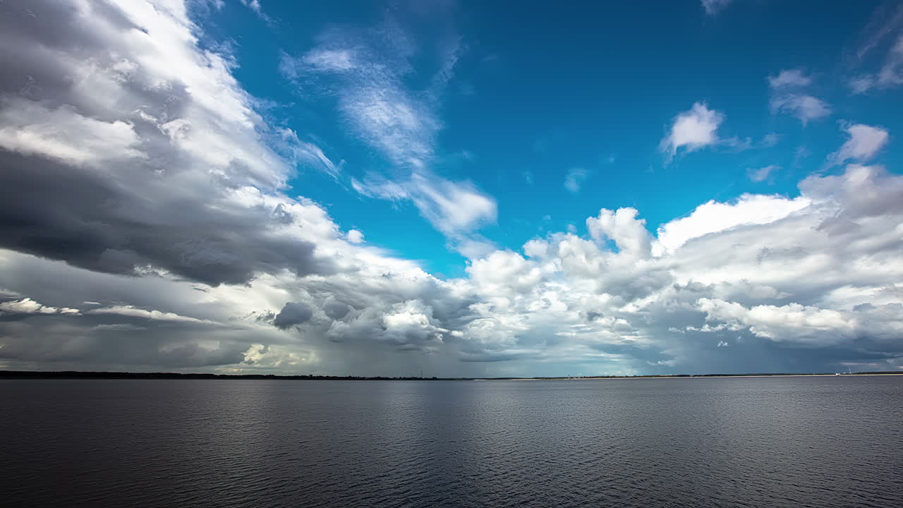 호수 위의 극적인 클라우드스케이프 시간 경과