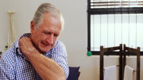 hombre mayor que sufre de dolor de cuello 4k
