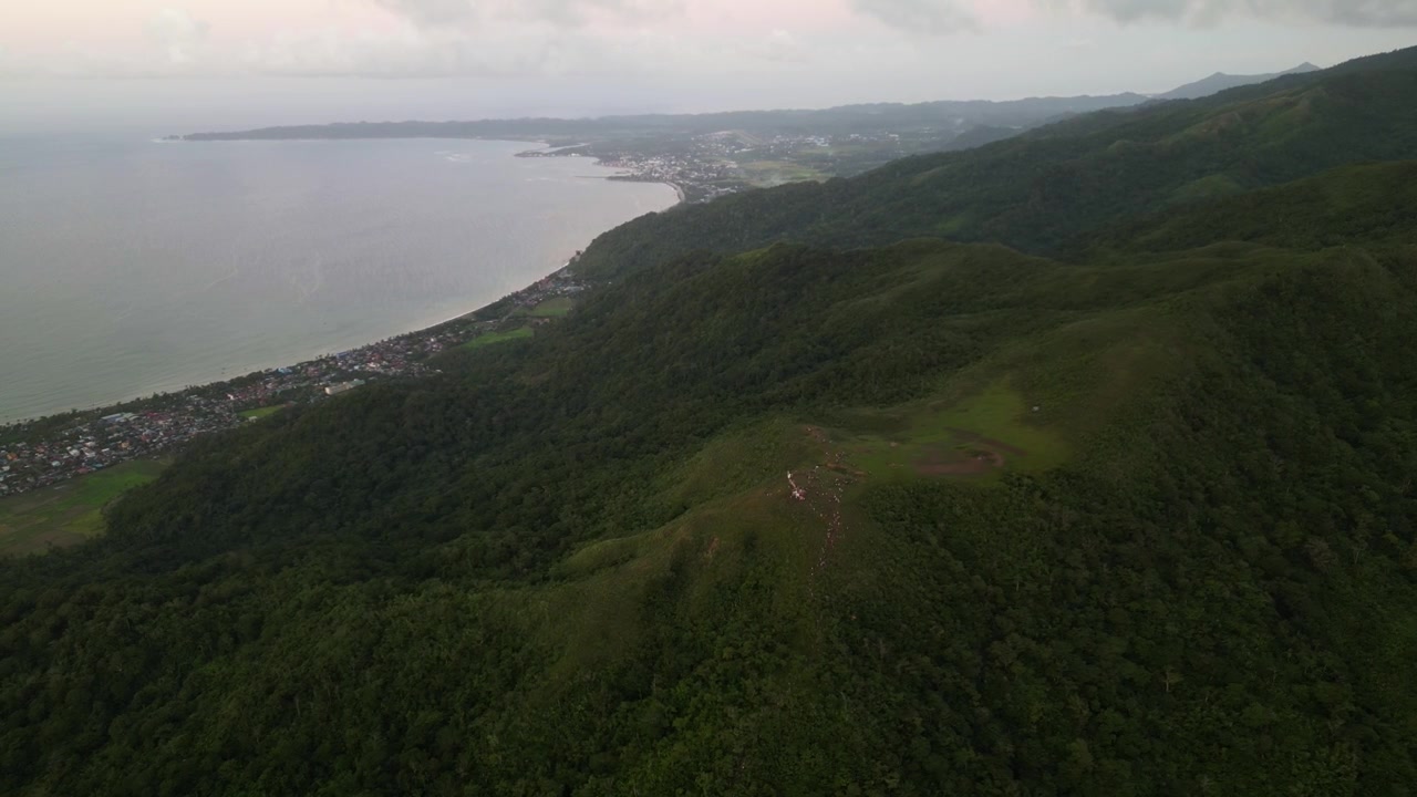 Vista aerea del Monte Lantad a Catanduanes che domina colline lussureggianti, foresta tropicale e il paesaggio costiero insulare delle Filippine.