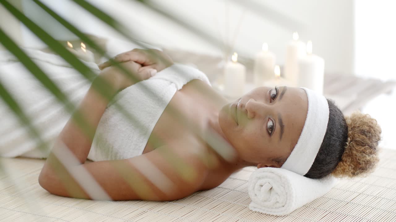 마사지 테이블 에 누워 있는 여자