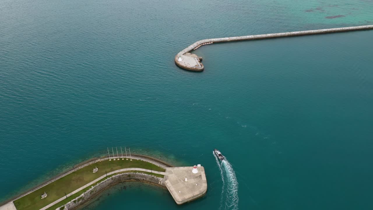 열대 섬 항구를 떠나는 보트의 공중 전망