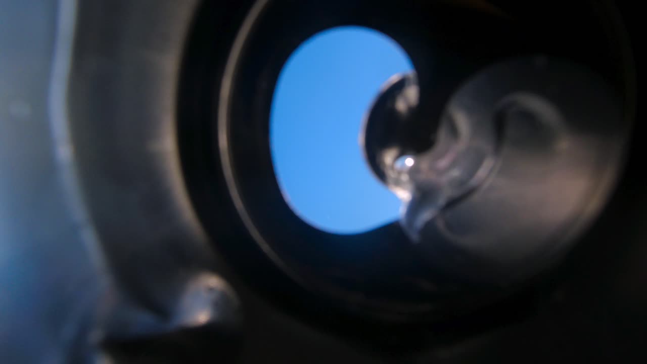 알루미늄 음료 캔은 해변의 쓰레기가 밀물과 함께 쓸려나가는 모습으로 함부로 버릴 수 있습니다. 캔 내부에서 본 모습입니다.