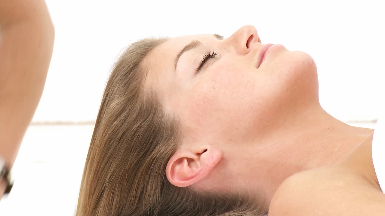 Giovane donna attraente che si rilassa