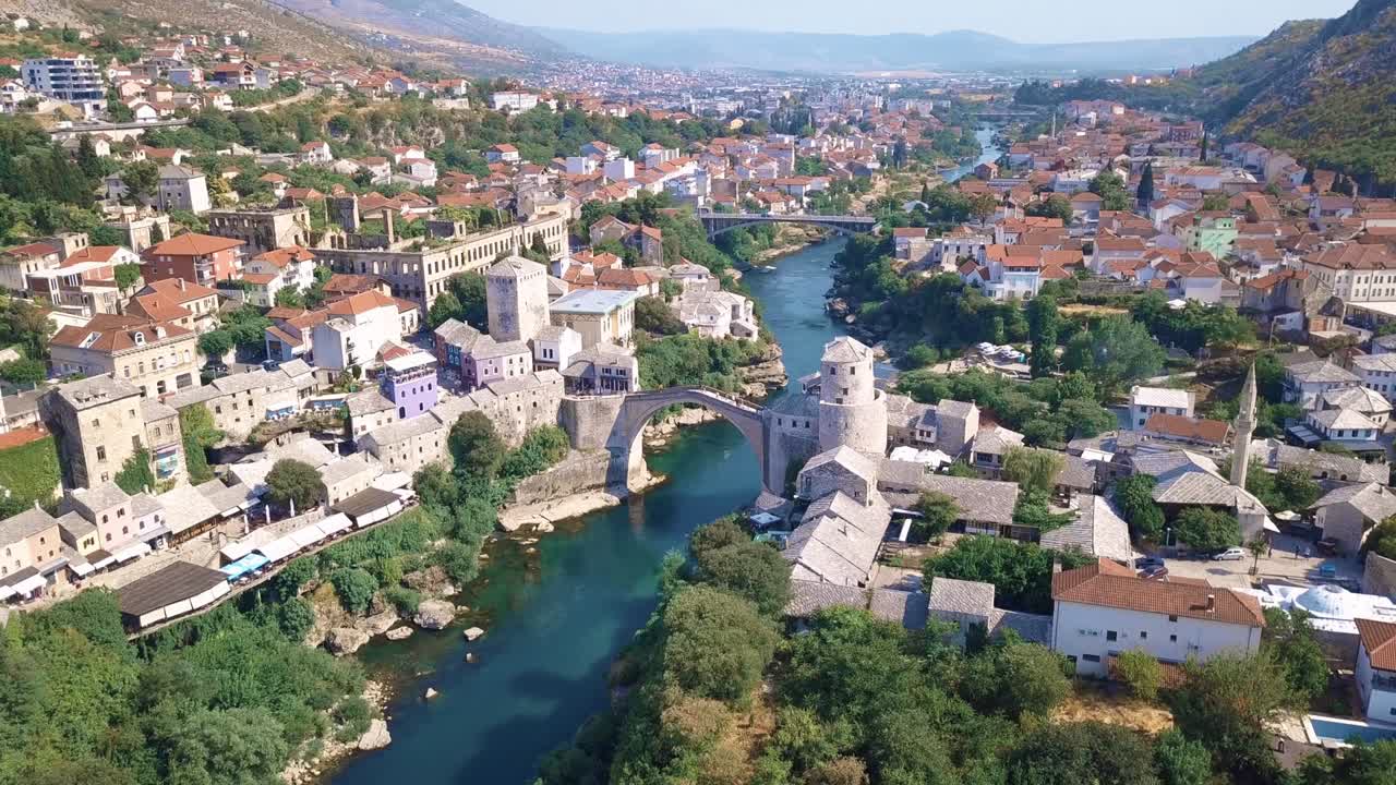 vista de avión no tripulado del puente icónico "stari most" en mostar y el río neretva