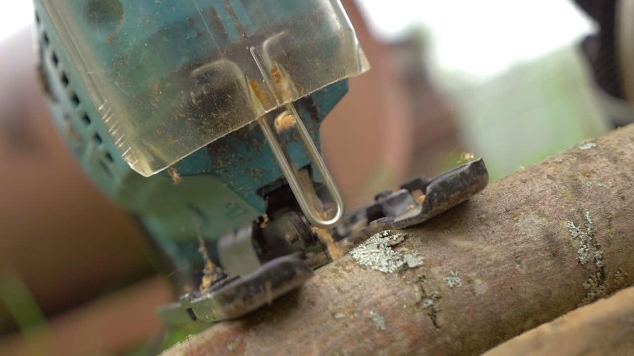 sierra eléctrica en el trabajo
