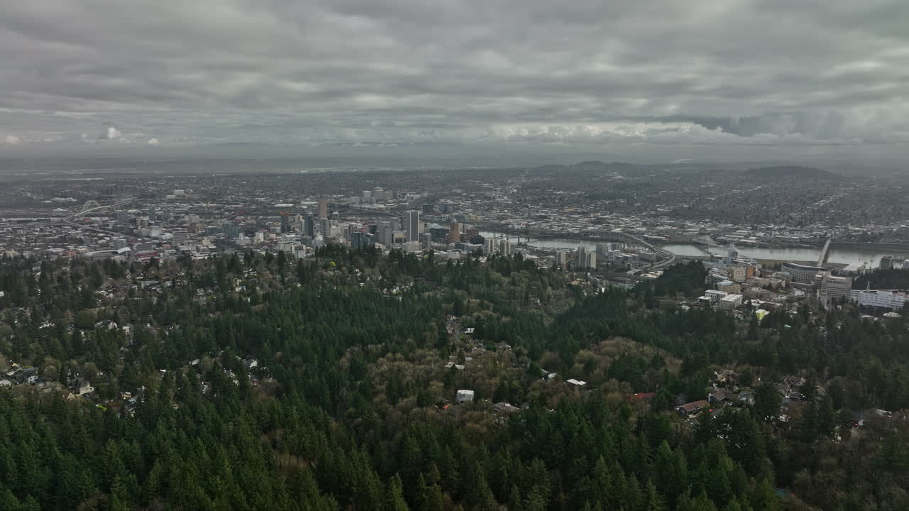 portland, oregon, antena v122, vista panorámica, sobrevuelo, colinas del suroeste, vecindario arbolado, capturando el paisaje urbano completo del centro con nubes tormentosas que cubren el cielo, filmado con mavic 3 cine, agosto de 2022