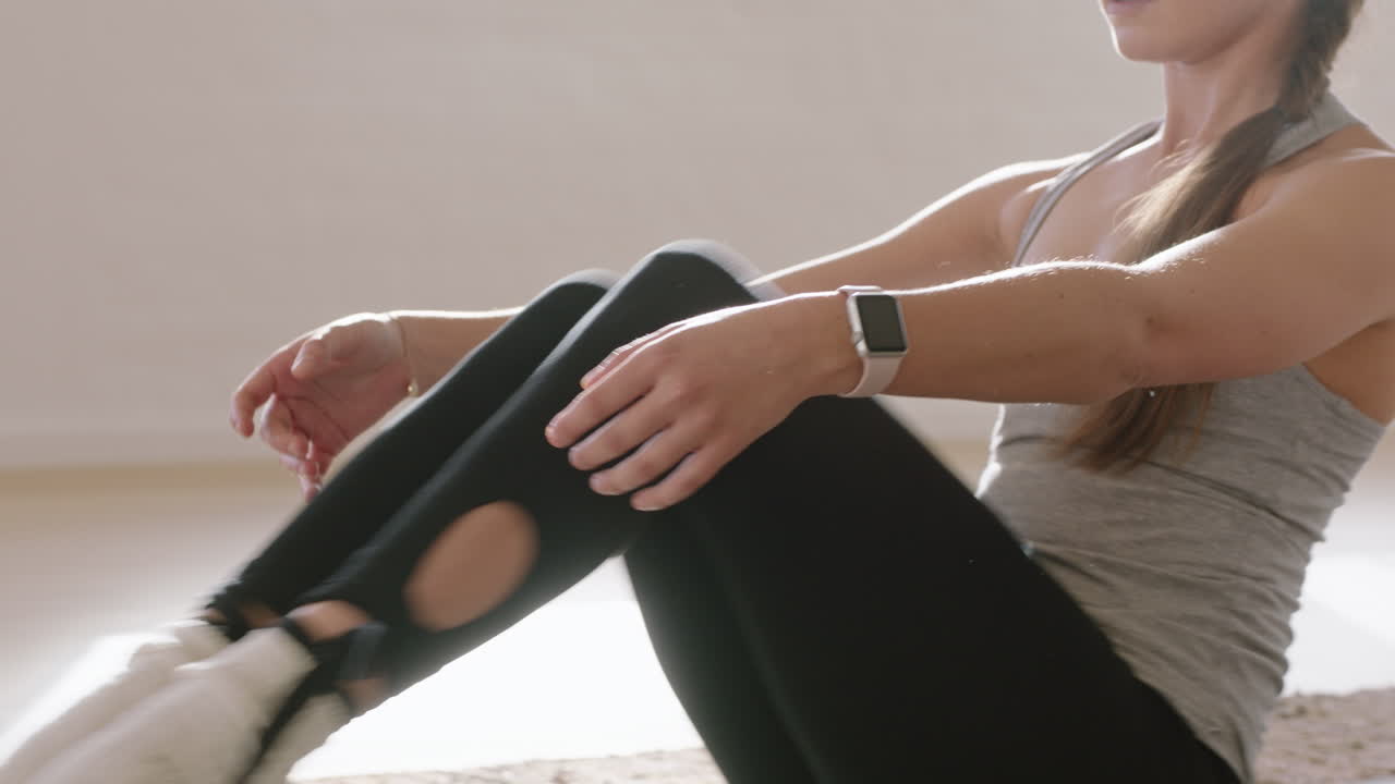 hermosa mujer de yoga ejercitando un estilo de vida saludable estirando el cuerpo flexible disfrutando del ejercicio en el estudio haciendo ejercicio de respiración al amanecer.