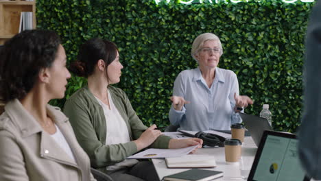 Empresarios-Profesionales-Reunidos-En-Una-Lluvia-De-Ideas-Mujer-Líder-Compartiendo-Ideas-Creativas-Para-El-Proyecto-Financiero-Equipo-Multiétnico-Trabajando-Juntos-En-La-Presentación-De-La-Sala-De-Juntas-De-La-Oficina-Disfrutando-Del-Trabajo-En-Equipo