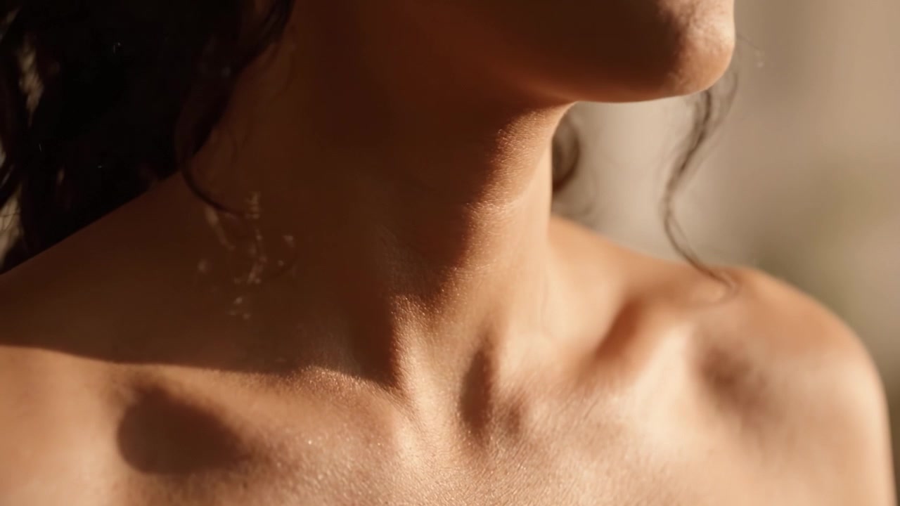 Un'Esplorazione Ravvicinata della Bellezza Naturale: Catturando i Dettagli Sottili della Pelle e i Contorni Aggraziati del Collo in una Luce Serena.