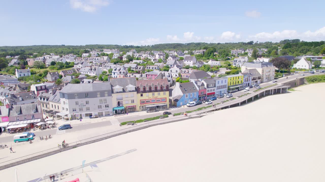 프랑스 의 크로존 브레톤 모래 해변 과 마을
