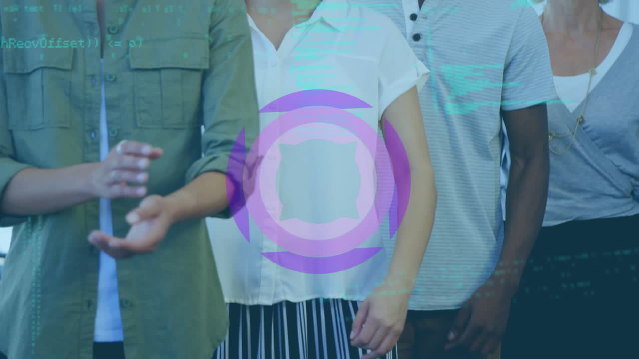 animación de anillos púrpuras y procesamiento de datos sobre sonrientes colegas diversos en el lugar de trabajo