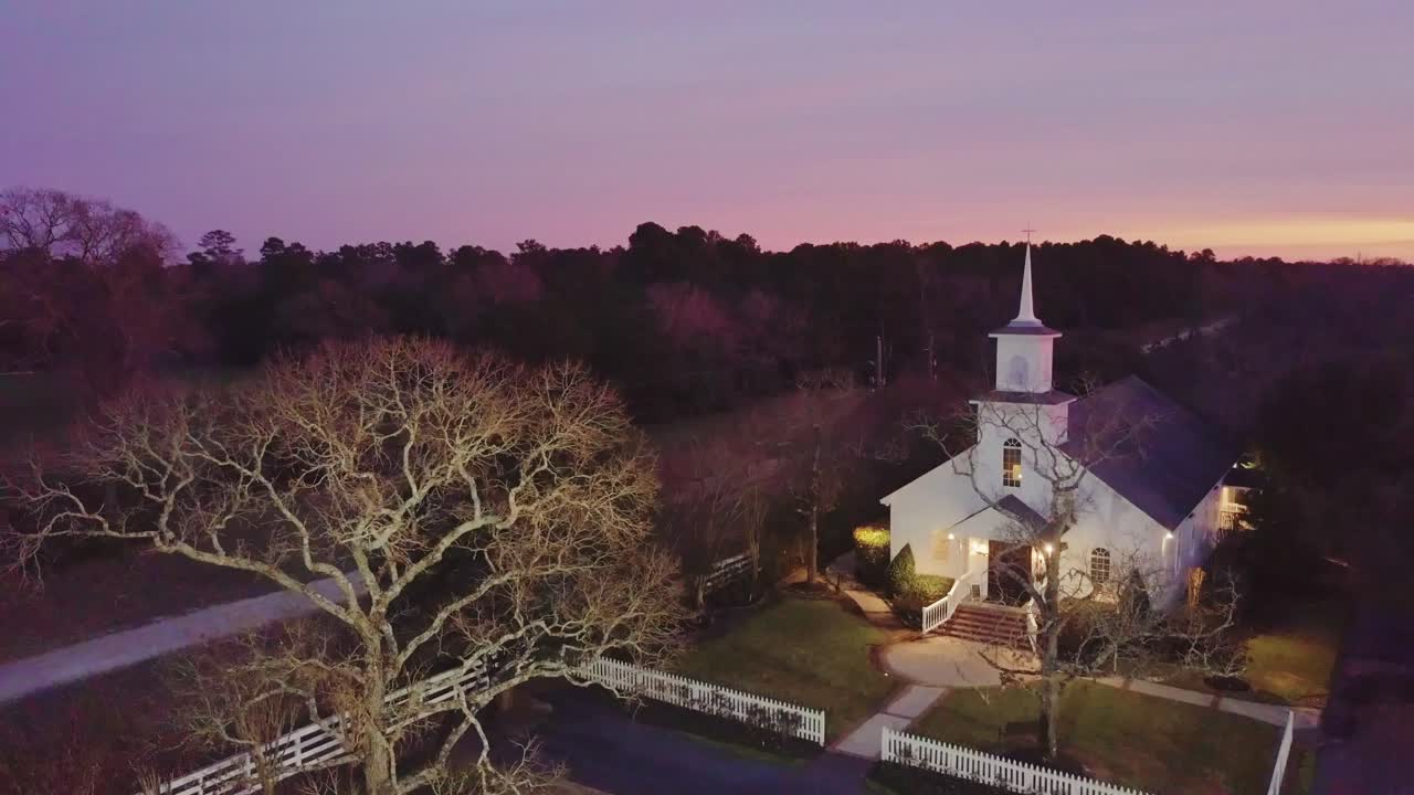 공중 - 흰색 교회와 보라색 일몰, reynosa, 멕시코, 와이드 서클 샷