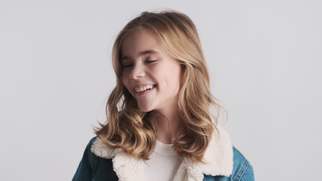 행복한 십대 백인 소녀가 젠임 재을 입고 있습니다.