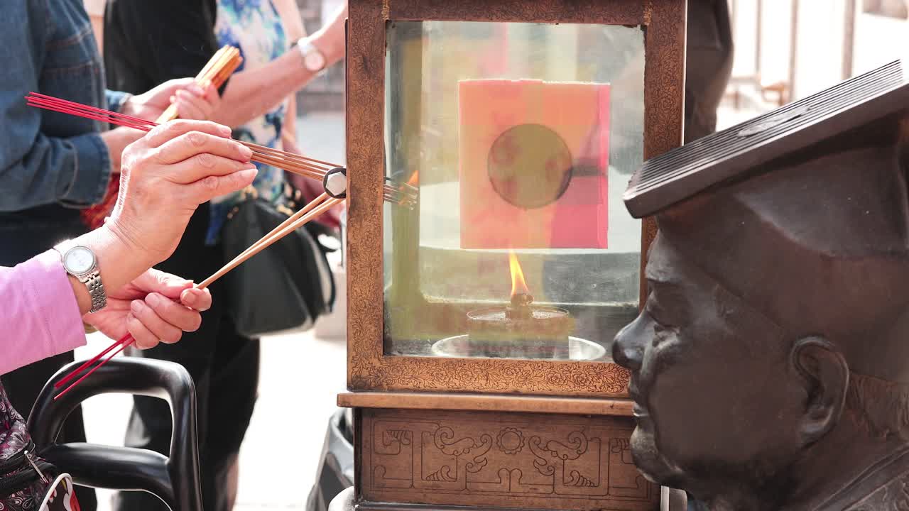 성당 에서 향나무 를 켜고 있는 사람 들