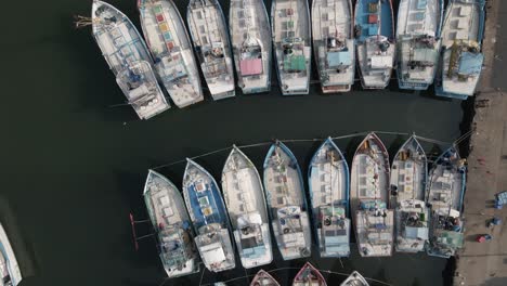 el sobrevuelo mira directamente hacia abajo en el patrón de barco de pesca en la marina apretada