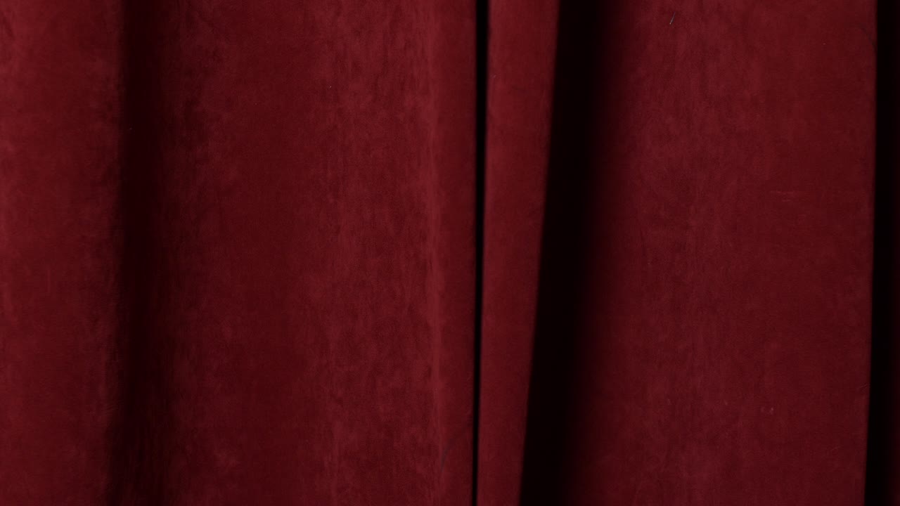 여성 손은 빨간 벨 커튼을 열고, 초록색 스크린을 뒤로 하고, 크로마 키를 니다.