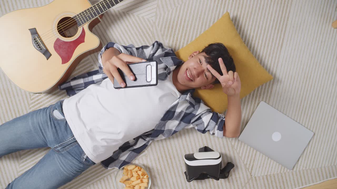 adolescente relajándose en casa con aparatos