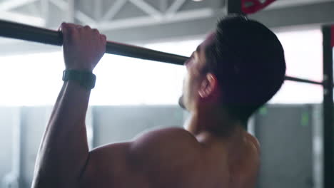 pull up, fitness y entrenamiento de hombre fuerte