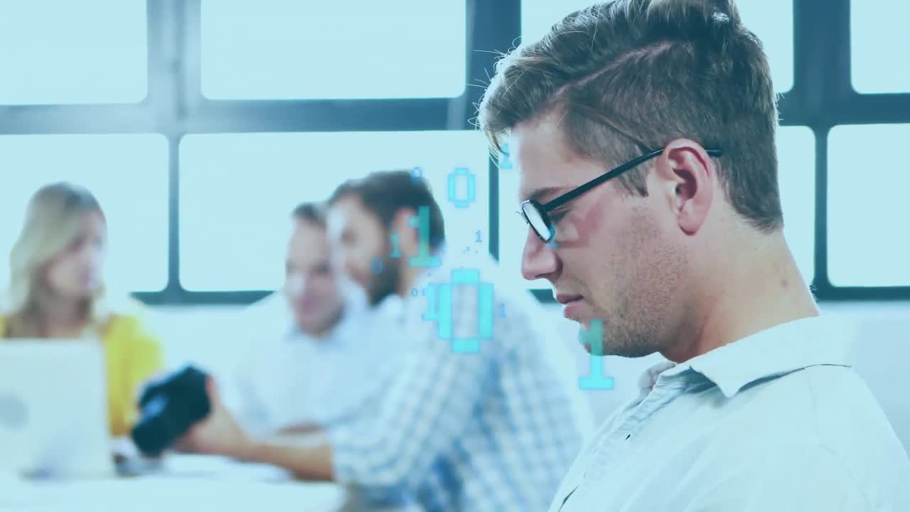 animación del procesamiento de datos sobre diversas personas de negocios