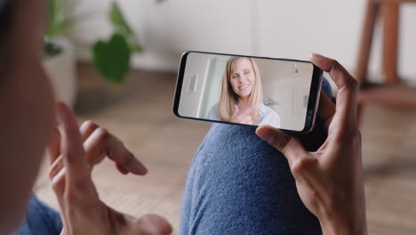 Mujer-Sorda-Que-Usa-Un-Teléfono-Inteligente-Para-Chatear-Por-Video-Con-Su-Mejor-Amiga-Comunicándose-Con-Gestos-Manuales-En-Lenguaje-De-Señas-Disfrutando-De-La-Comunicación-En-Línea