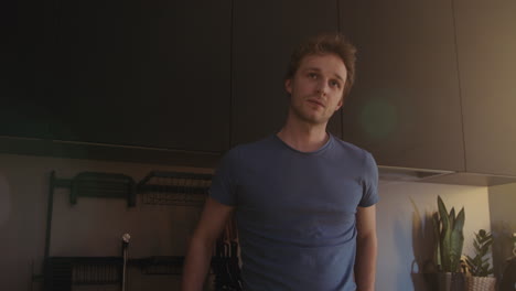 hombre en la cocina.
