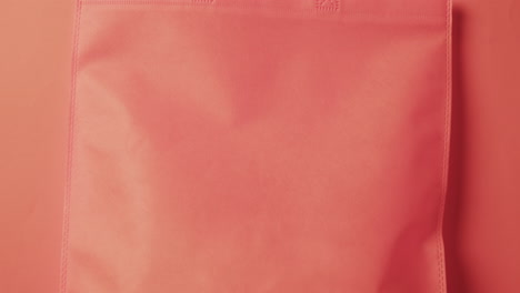 video de una bolsa de lona roja con espacio de copia en un fondo rojo