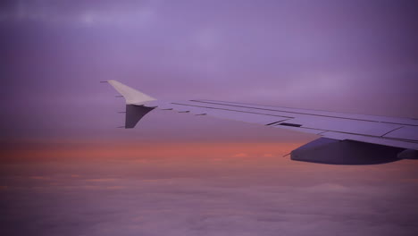 Sonnenaufgang-über-Den-Wolken-Mit-Blick-Auf-Die-Flugzeugtragfläche