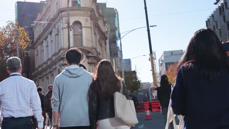 personas caminando a través de una intersección ocupada