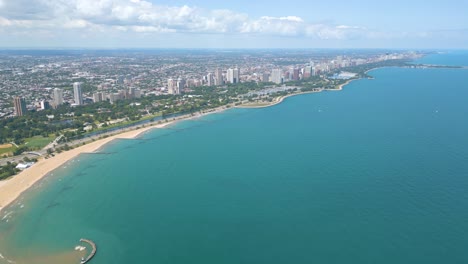 Vista-Aérea-Del-Horizonte-De-La-Playa-De-La-Avenida-Norte-Del-Centro-De-Chicago-Y-Los-Edificios-Que-La-Rodean-En-Un-Agradable-Día-Soleado-En-El-Verano